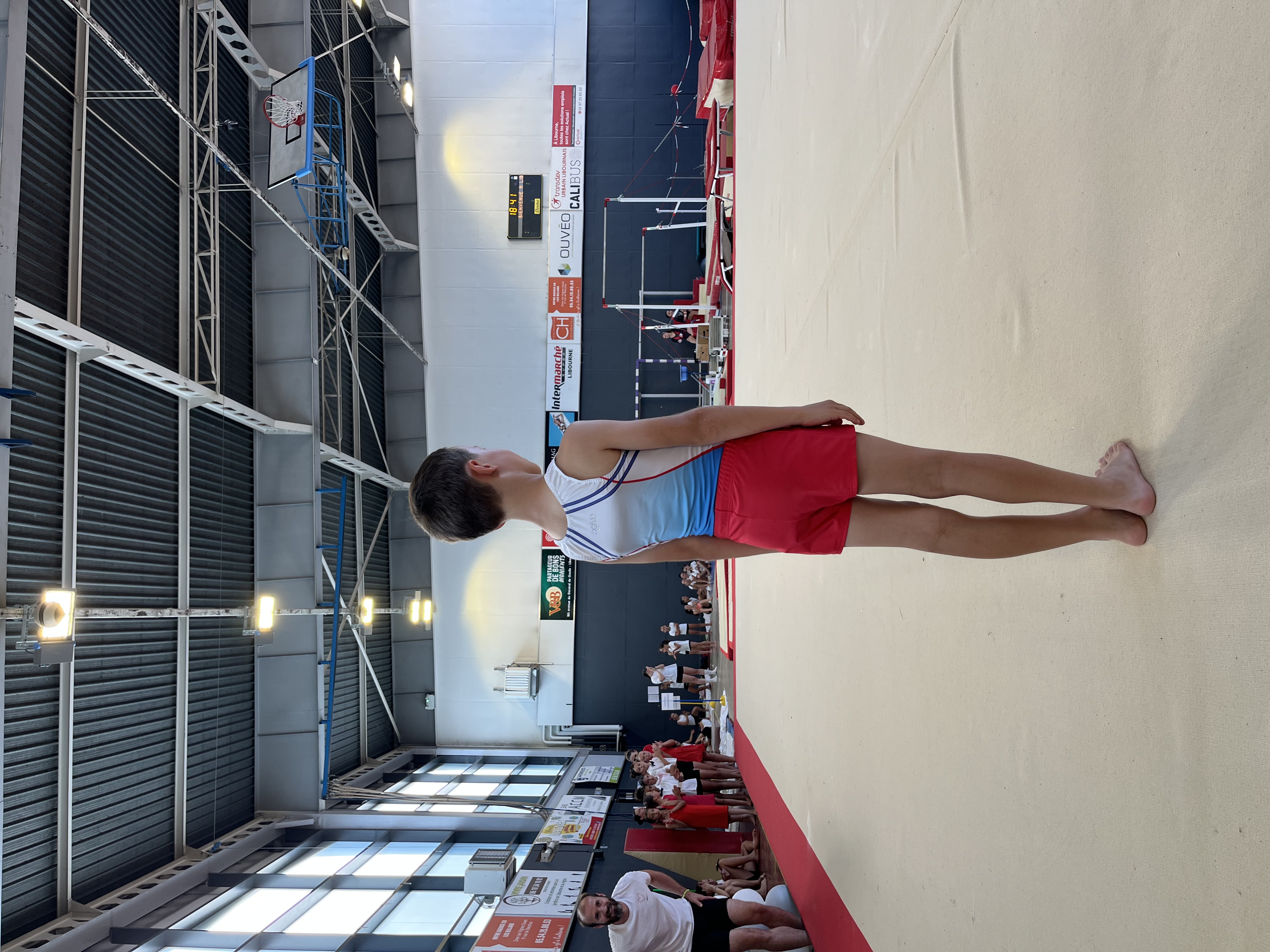 Un gymnaste en pleine performance au sol